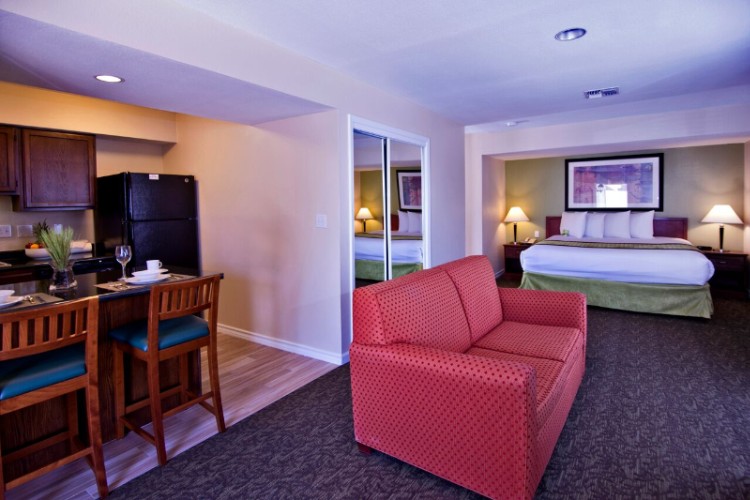 Chase Suites Hotel - 