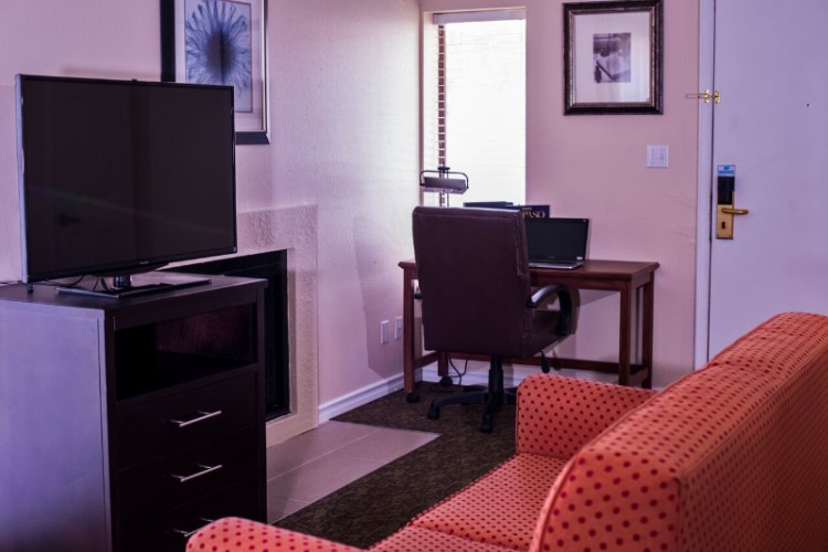 Chase Suites Hotel - 