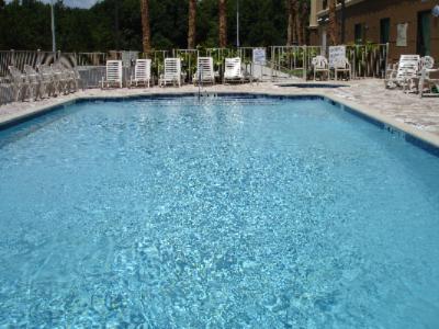 Hampton Inn & Suites - 