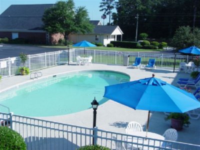 Best Western White Columns Inn - Refresh Yourself With A Swim