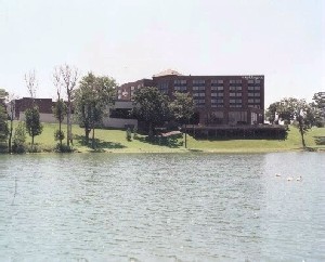 Three Oaks Lodge Holiday Inn-crystal Lake Overlooking Acorn Lake