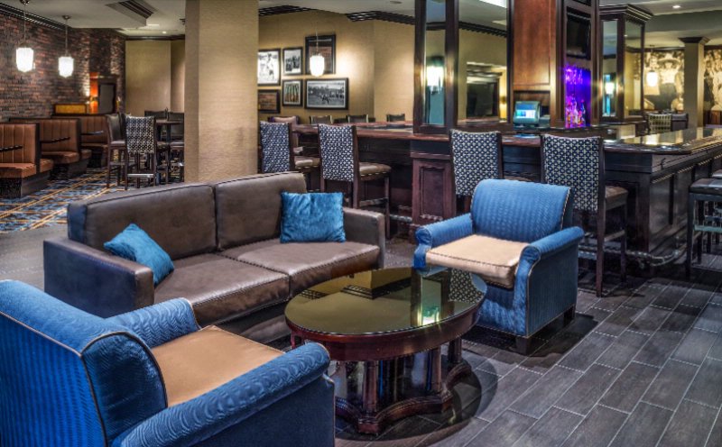 Sheraton North Houston Hotel - Basil's Tavern