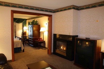 The Plaza Hotel & Suites - Deluxe Executive Fireplace Suite