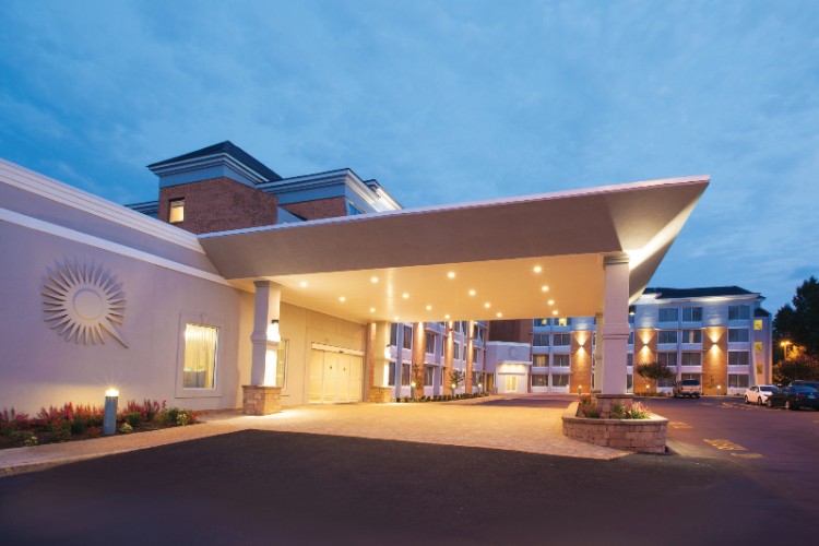 Quality Inn Historic Area - Large Outdoor Pool And Patio.