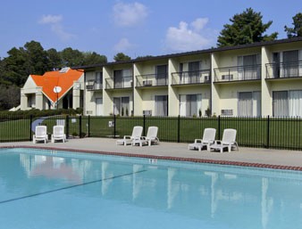 Howard Johnson Inn - 