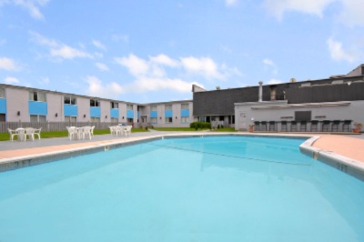 Ramada Allentown / Whitehall - Courtyard/outdoor Pool/pool Bar
