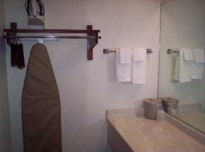 Brookwood Inn - Iron And Iron Board In Each Room
