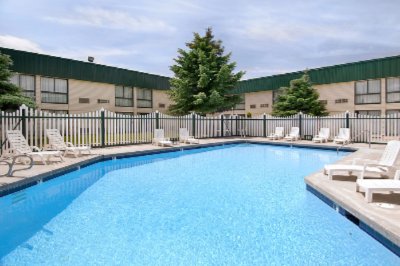 Ramada Inn Hotel & Convention Center - Outdoor Pool And Courtyard