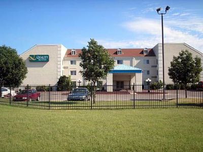 Quality Suites Wichita Airport - Front Of Hotel