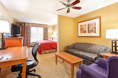 The Country Inn & Suites by Carlson - 2 Queen Suite