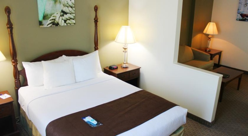The Colonial Style And Decor Of Our Hotel Blends Perfectly With Historic Quincy