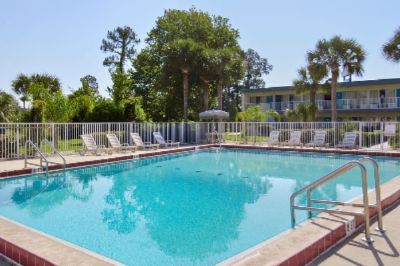 Days Inn - Tropical Pool Area