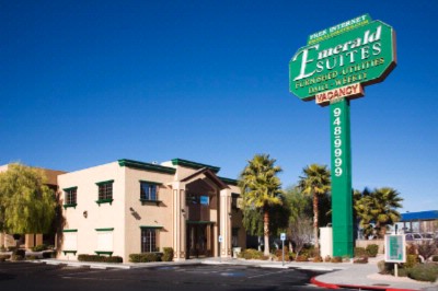 Emerald Suites Las Vegas Blvd S. - Living Room & Kitchen