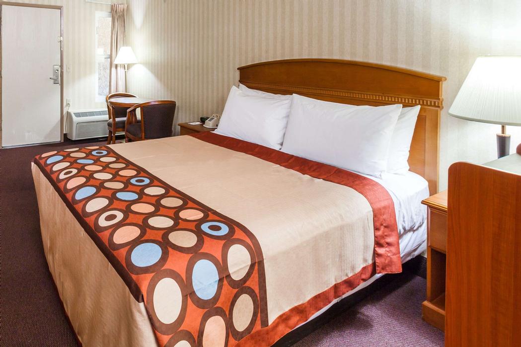 1 Queen Bed