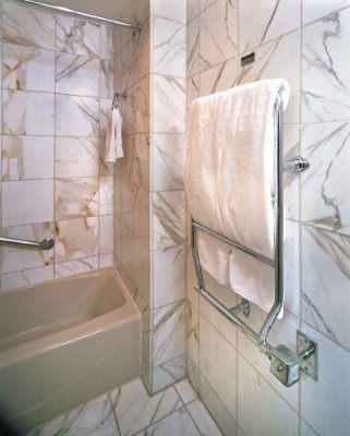 Peabody Court Hotel - All Marble Bath With Towel Warmer