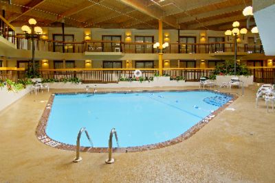 Bettendorf Holiday Inn & Suites - Enjoy Our Indoor Heated Pool