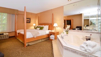Crown Jacuzzi Suite