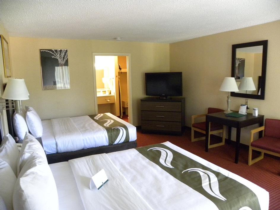 Quality Inn Mt. Vernon - Guest Room Setting Area