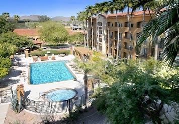 Phoenix Camelback Courtyard by Marriott - Take Advantage Of The Wonderful Arizona Weather By Soaking In Our Outdoor Pool. Then Stroll Around Our Beautifully Landscaped Courtyard A Great Place To Relax With A Sandwich Or Salad From Our 24-hour Market.