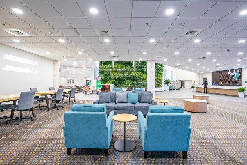 Holiday Inn Select - 
