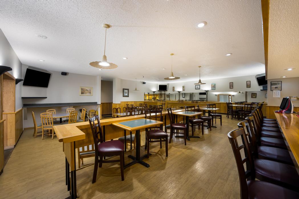 Quality Inn & Suites - Billiard Room