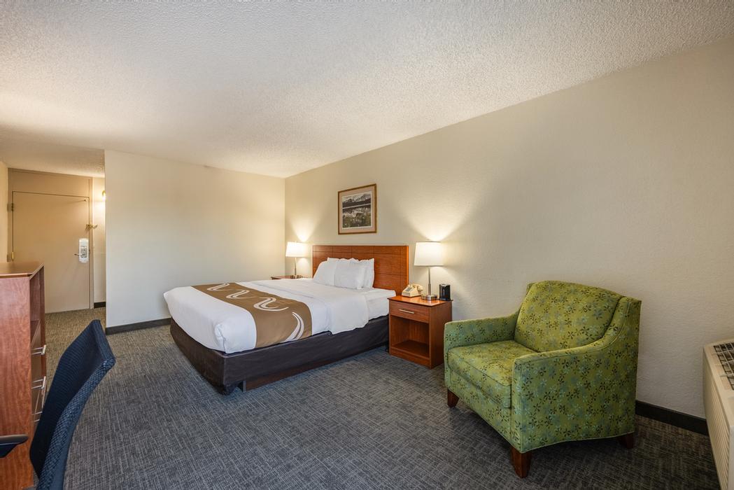 Quality Inn & Suites - Outdoor Heated Pool