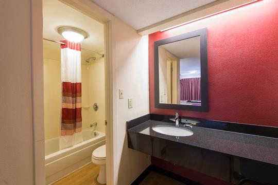 Red Roof Inn - 