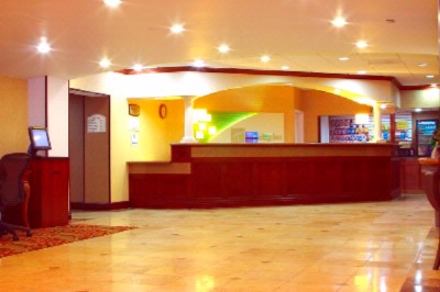 Holiday Inn - Hotel Lobby