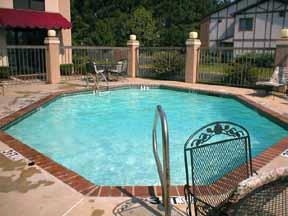 Comfort Inn Memphis - Enjoy A Swim