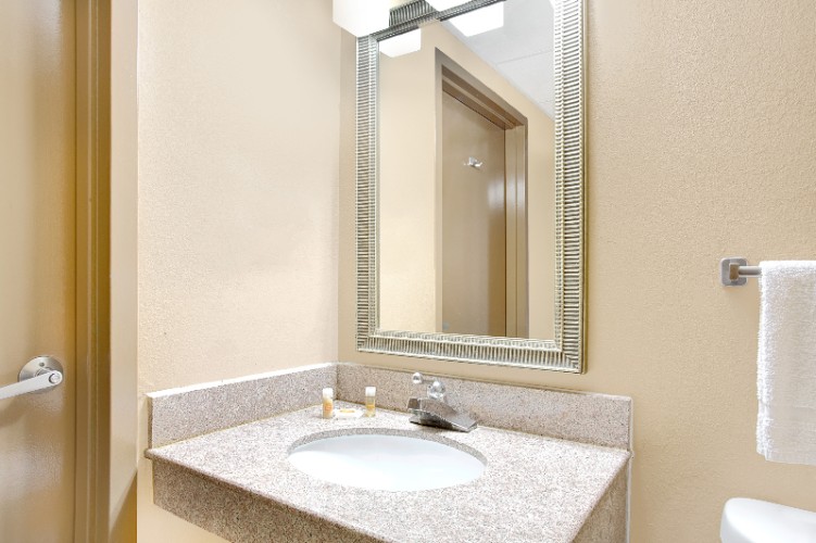 Days Inn Oyster Point at City Center - 