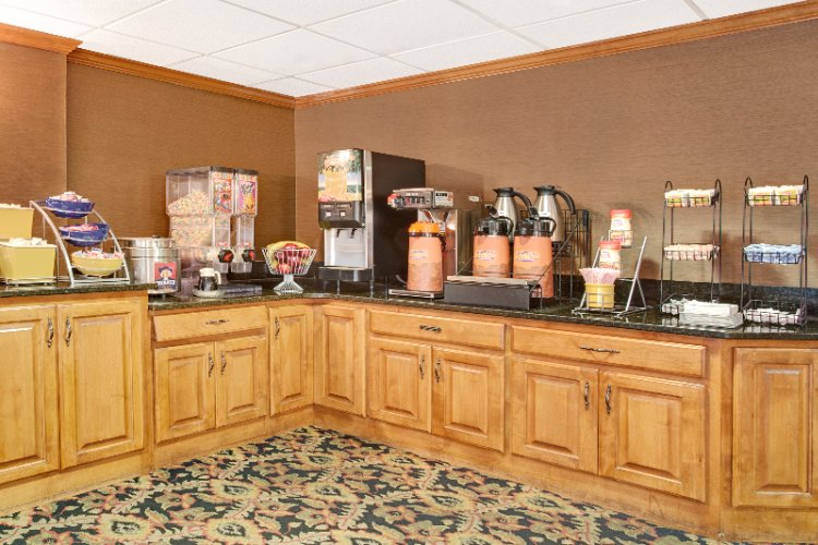 Days Inn Oyster Point at City Center - 
