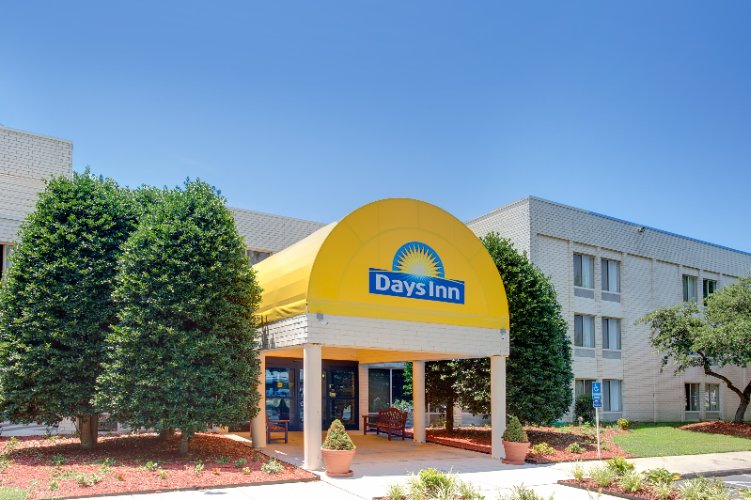 Days Inn Oyster Point at City Center - 