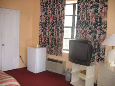 Claremont Hotel - 2 Double Beds Main Street View