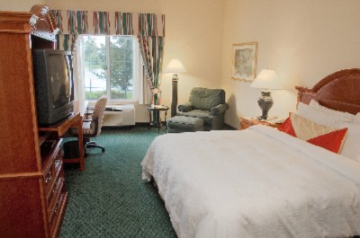 Hilton Garden Inn Wichita - Sleeping Room With Single King Bed