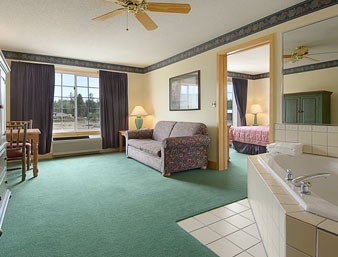 Ramada Hayward - Jaccuzzi Suite