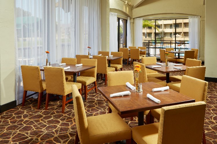 Holiday Inn & Suites Santa Maria - Portabella Bar & Grill