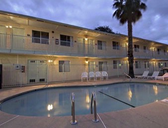 Howard Johnson Express Inn - Swimming Pool