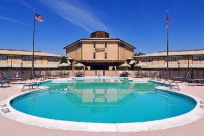 Radisson Hotel Research Triangle Park - The Outdoor Pool For Lounging Or Swimming