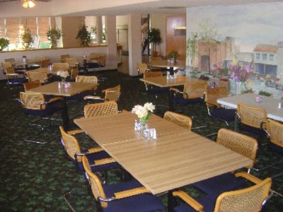 University Inn Econo Lodge Lawrence Kansas - Fiddle Leaf Cafe' Right Above The Lobby