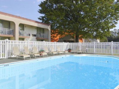 Howard Johnson Inn - Swimming Pool