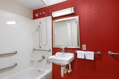 Red Roof Inn - Accessible Bathroom With Tub