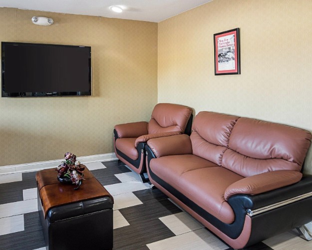 Econo Lodge Inn & Suites - Lobby