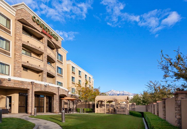 Courtyard by Marriott - Lush Courtyard