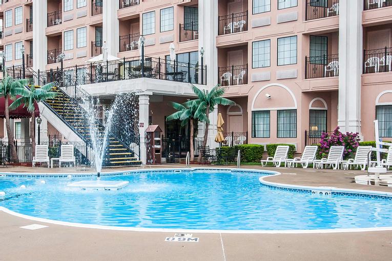 Branson Clarion Hotel & Conference Center - Buckingham's Restaurant & Oasis Lounge