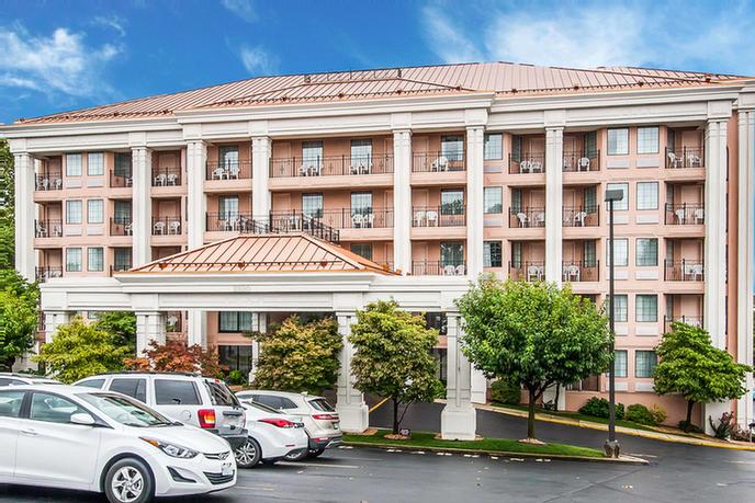 Branson Clarion Hotel & Conference Center - Buckingham's Oasis Lounge