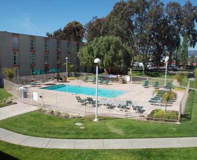 Hilton Oakland Airport - Outdoor Heated Pool