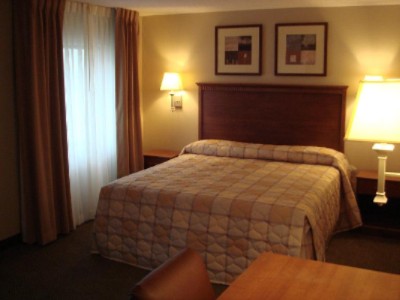 Candlewood Suites City Centre - Bedrooms Feature King-size Bed And Large Work Desk.