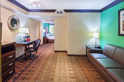 Crowne Plaza Suites Houston / Sugar Land - 