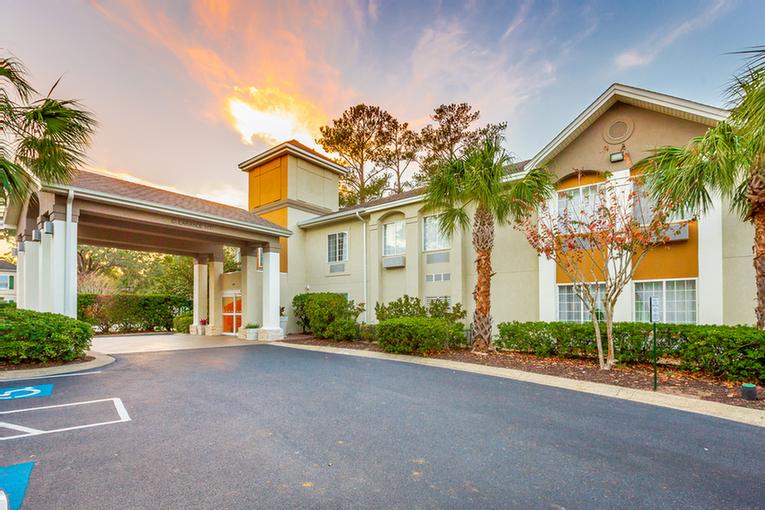 Holiday Inn Express - 