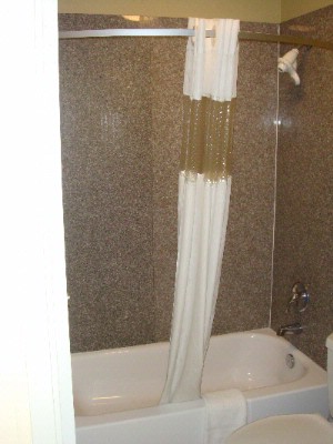Ramada Conroe - Bathroom